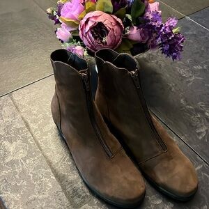 Andre Assous Featherweight Boots 8.5 Brown Ankle NWT Leather Nubuck